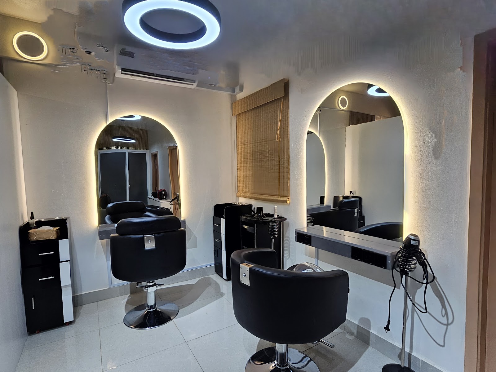 Esmé Salon photo 2