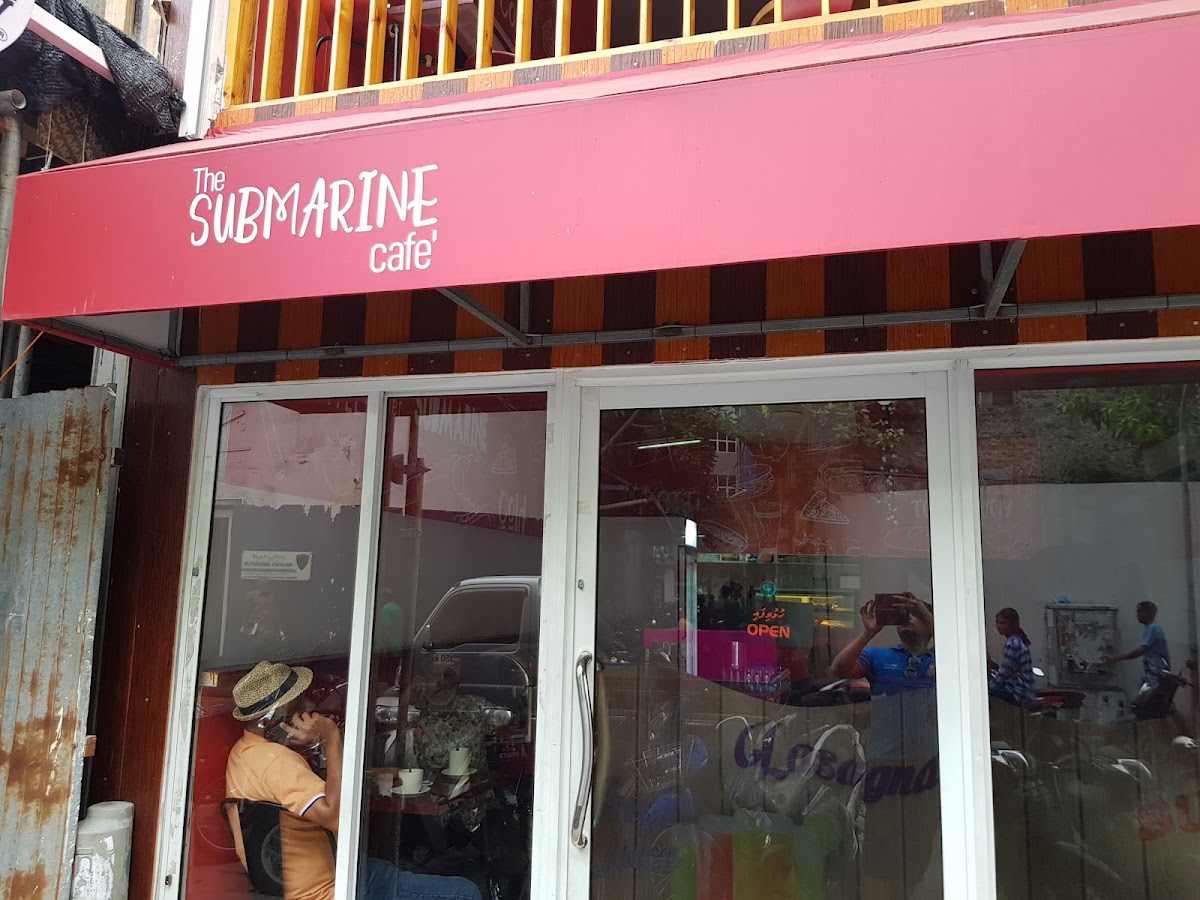 The Submarine Cafe'