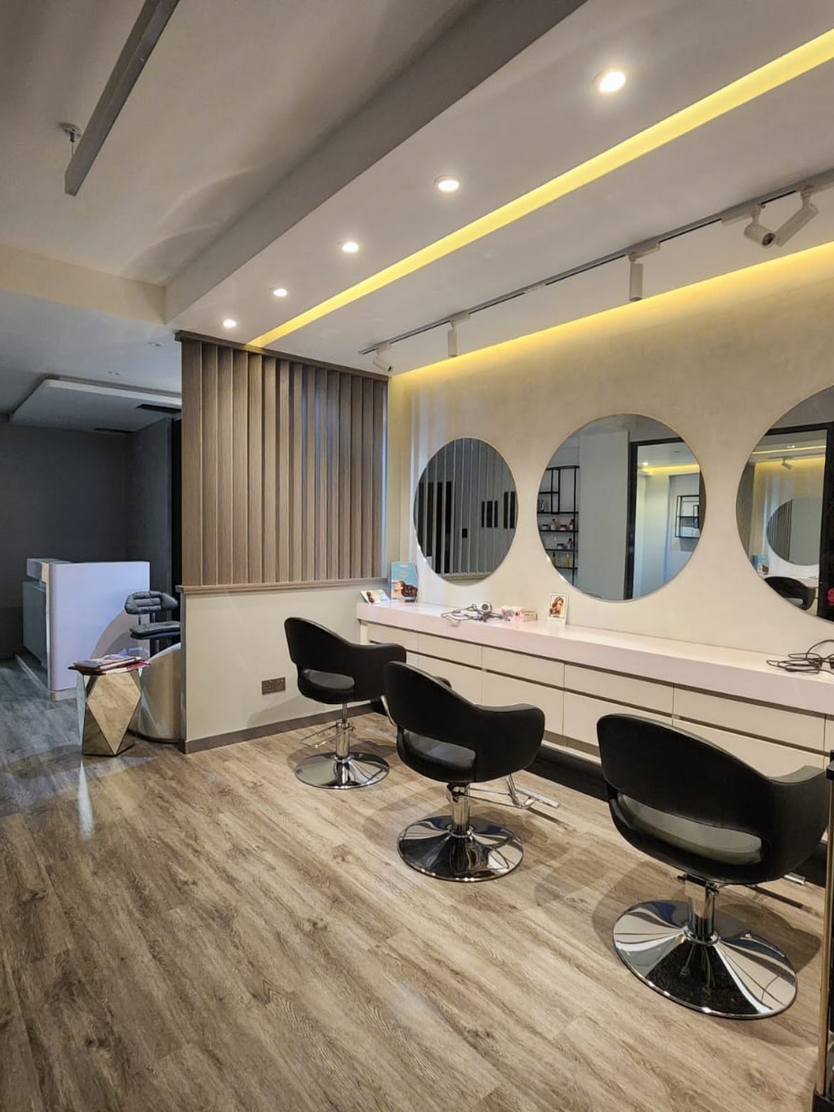 Salon S by Shary