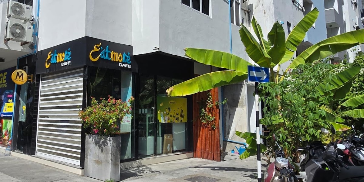 Eat More Cafe'