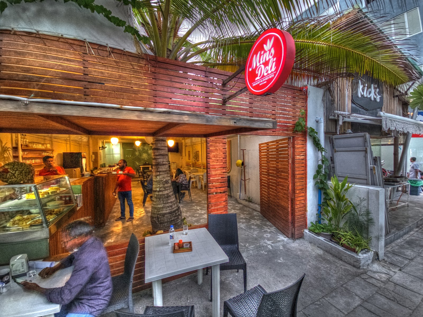 MINS Deli Beach Cafe' and Stay